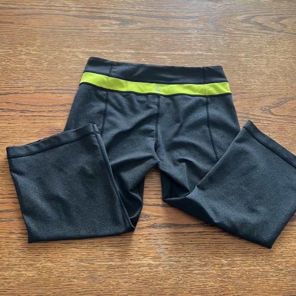 Lululemon Athletica Grove Capri Pants Size 6 - Picture 5 of 7